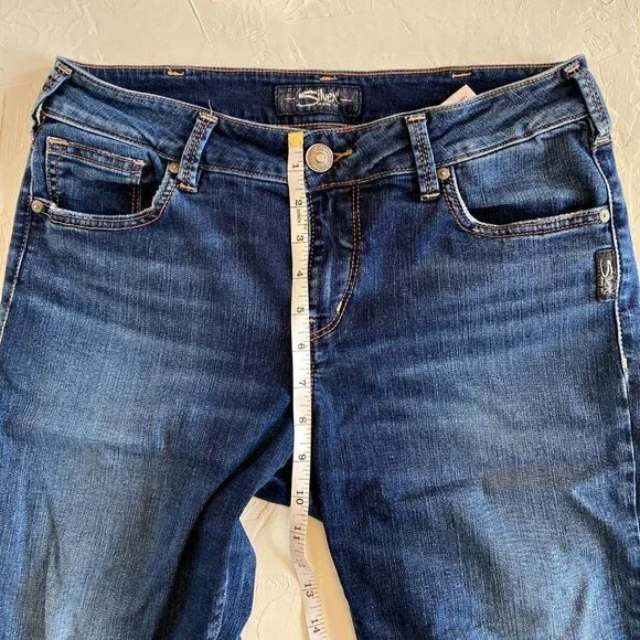 SILVER Jeans Avery Skinny Crop. Medium Wash with Raw Hems and Distressing - Picture 4 of 12